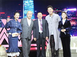 新望董事長(zhǎng)羅永輝與著名歌星劉尊老師、汪正正老師、郭津彤老師、主持人雅琪在北京電視臺(tái)錄制節(jié)目現(xiàn)場(chǎng)親切合影